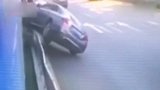 【广东】深圳一奔驰横冲直撞爬上护栏 撞上2000万有轨电车