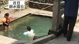爷爷不放心孙女们游泳
