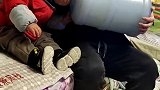 千万别让老公带娃，为了给孩子喂奶时省点事，他竟对水桶下了手！