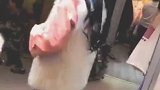 小姐姐头戴鸭舌帽，穿白色皮草马甲搭橙色衬衣和灰色打底，真好看
