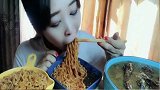 小姐姐吃火鸡面真生猛，大口不停的秃噜，吃的带劲又过瘾
