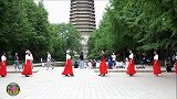 玲珑广场舞，今天走秀穿的演出服，青春时尚靓丽！