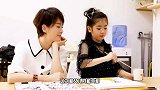 左小青罕见带女儿露面，黑裙白西装利落减龄，女儿高颜值大长腿
