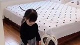 姐姐在带着二宝练习怎么爬上床