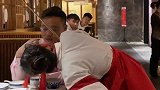 抢别人手上的水果，当时我害怕极了全网最帅开瓶猫