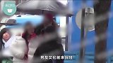 艾伦上海探班陈乔恩，亲密搂肩共撑幸福小伞，雨中漫步好不浪漫！