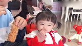 宝宝正吃肉呢，妈妈说想吃一口宝宝就立马藏起来了