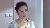 女老师上课时，男生在下面交头接耳，谁知女孩一句话老师害羞了！