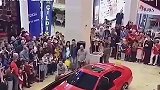 变形金刚真实存在，在车展几百人的围观下，跑车真的实现了变身！