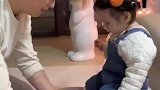 女儿的每一个眼神爸爸都笑脸回应