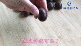 板栗好吃皮难剥，学会这个技巧，栗皮自动脱离，让 你2秒剥一个