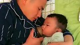 当爸爸也真是不容易，为了宝宝能顺利进食，还得制造妈妈在的假象