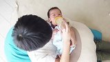 新生宝宝第一次，用奶瓶喝奶的任务就交给小哥哥了，好暖心的画面