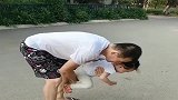 女儿果然是爸爸的小情人，这才多大，就粘身上下不去了！