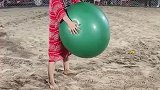 女子抱着球玩对撞，气球爆了就算赢，这玩法挺新奇有趣的