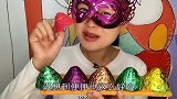 妹子吃创意“炫彩便便巧克力”多彩造型好恶搞，丝滑味道甜