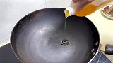 土豆买回来，就像我这样做，做个土豆烧腊肉，好吃又下饭