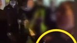 女子劫持学生对峙，民警：要捅先捅我 民警