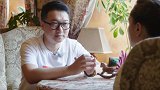 抵达当地流行餐厅 鲜美鱼汤让金逗哥赞不绝口