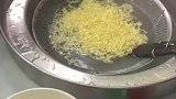 男子将锅内的泡面捞起，加入牛肉丸和牛腩