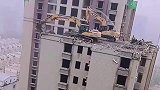 挖机拆楼,这是咋上去的