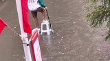 方法总比困难多，下雨积水也停不下脚步