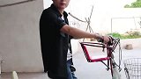 广东梅州兴宁，男子用电单车送女儿去上学，却被小女孩深深地埋怨