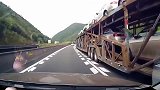 实拍：前方道路突然变窄，只能任由大货车蹂躏！
