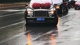 劳斯莱斯跑婚庆遇到大妈拦路，不给红包就拿走小金人，太霸气了！