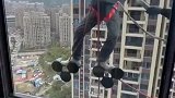 工人窗外高空打胶，网友：成年人的世界充满了不容易