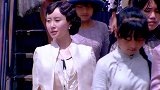 昔日富家少爷如今却如此落魄，妻子紧拥他，哪料他却怕弄脏妻子