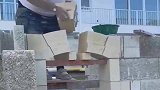 大叔修建窗户好像不太行啊，这技术很难吗？