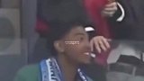 皇马进球后看台上的维尼修斯女友十分激动