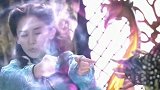 娜扎身穿黑色连斜肩衣裙搭配巨型耳饰和湖蓝眼线，性感且犀利