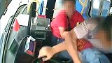 女乘客冒用老年证乘车被识破 其丈夫驾驶舱内摁倒司机