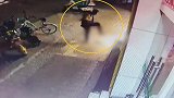 男子无故踢死路边小猫：连续飞踢4脚致死 站旁边看小猫挣扎死亡