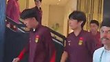 决赛加油！U23国足球员从酒店出发前往决赛场地