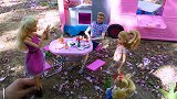 芭比娃娃度假玩具故事！芭比和妹妹在户外玩捉迷藏