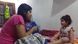 妈妈跟女儿讲道理，结果小娃不仅不听还学妈妈说话，真是哭笑不得