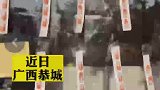 诊所玻璃上贴退烧药供市民应急，医生留下纸条：发烧自取，每人一条