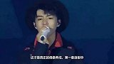 20岁的他出道6年，身穿蓝色西服搭蓝衬衫，当时少年已然成王