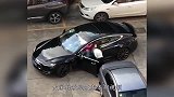 两位特斯拉女司机疯狂互怼，上演豪车碰碰车，有钱就是任性