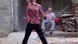 看大妈的架势轻则伤害别人，重则两败俱伤！