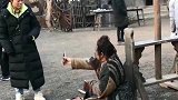 这个演员穿着乞丐服，坐在地上的样子，感觉已经入戏了