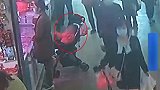 湖北武汉：吃了块饼干男孩突然窒息抽搐，路人紧急伸出援手