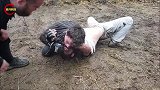 好真实的格斗比赛！直接在泥里摔跤，骑在对手身上捶