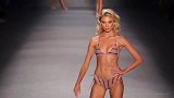 时装秀：迈阿密泳装秀场，怀旧的设计，一样很迷人
