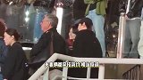 宋仲基和妻子看酷玩演唱会，隔空对视满脸宠溺，现场热聊好恩爱