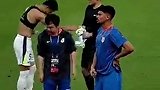 赛后三镇队长朴志洙主动与王大雷交换球衣