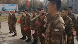 兵哥哥向女友求婚，战友们加油打气